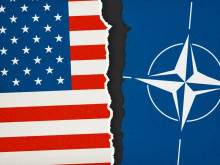 NATO je ve stavu mozkové smrti, říká francouzský prezident