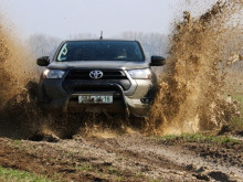 Vojskové zkoušky Toyoty Hilux: Zvládnul klády i bahno polních cest
