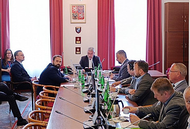 Zástupci resortu obrany ani AČR na mimořádnou schůzi výboru pro obranu nepřišli