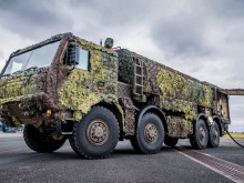 Armáda přebírá nové cisternové automobily pro letecké základny