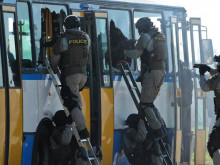 Policie ČR zastaví útok na letiště a vyřeší i situaci s rukojmími