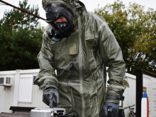 Pyrotechnici likvidovali výbušniny v protichemickém ochranném obleku