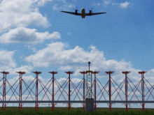 Na náměšťském letišti přistávají piloti pomocí nového moderního systému ILS/DME