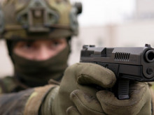 Armáda ČR zavádí pistole CZ P-10 C. Vojáci si novinku pochvalují