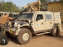 Techniku v Mali ničí vysoké teploty a prach. Vojenští mechanici z Klatov si s opravami umí poradit