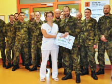 Vojáci darovali desítky tisíc korun Krajské nemocnici Liberec