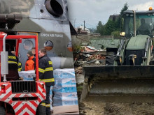 Ze země i ze vzduchu. Armáda pomáhá s evakuací a následky povodní, nasazení až 2 tisíc vojáků platí do konce října