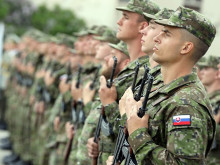 Trump žádá od členů NATO vydávat více peněz na obranu. Jak to může ovlivnit Slovensko?