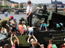 Armáda se opět představí ve velkém stylu: Seskoky vojáků do Vltavy, slaňování na ponton i přelet vrtulníků