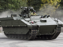 Britské ministerstvo obrany pozastavilo program Ajax – má obavy o zdraví osádek