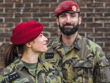 Jsou spolu v životě i ve službě: Manželé Hájkovi z 43. výsadkového pluku