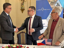 LOM PRAHA, Enstrom a DSA posilují partnerství. Cílem je rozvoj výcviku i přenos technologií do ČR