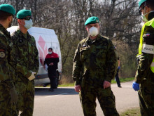 Vojáci pomohou v domovech důchodců zvládat koronavirus