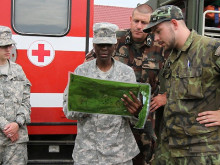 Do ČR dorazili vojenští zdravotníci z USA, pomohou i další spojenci