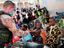 Čeští vojáci v Mali pomohli místnímu sirotčinci