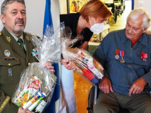 Generál Opata potěšil válečné veterány drobnými dárky