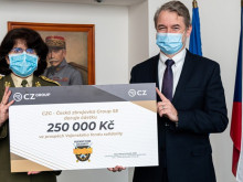 Česká zbrojovka darovala Vojenskému fondu solidarity čtvrt milionu korun