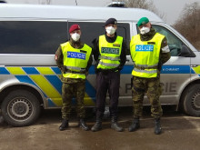 Spolupráce vojáků s policisty: 12 hodin v mrazu na nohou, záchrana života a velká zkušenost