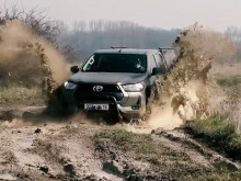 Česká armáda si převzala první várku nových vozů Toyota Hilux