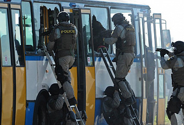Policie ČR zastaví útok na letiště a vyřeší i situaci s rukojmími