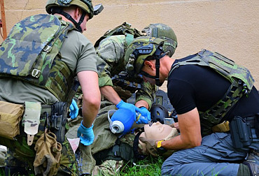 Pilotní kurz Extended Combat Medical Skills prověřil schopnosti vojenských zdravotníků
