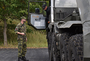 Záložáci pomáhají vojákům v Bechyni s přípravou techniky na zimní období