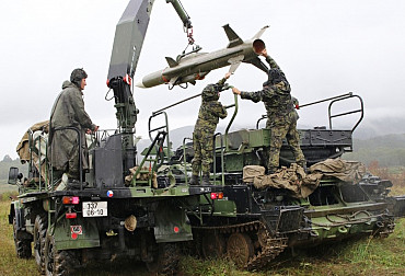 Strakoničtí vojáci během cvičení v Boleticích ladí taktické postupy