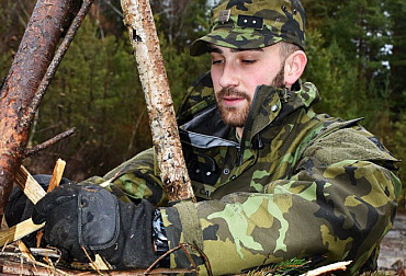 Instruktor S.E.R.E. cvičí vojáky, aby přežili odloučení od jednotky na cizím území