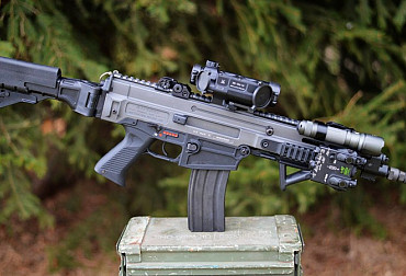 Armáda nakupuje airsoftové pušky CZ 805 BREN pro výcvik CQB