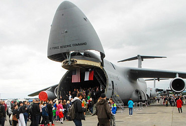 Obří letouny, dron i vrtulníky: americké letectvo rozšiřuje účast na Dnech NATO