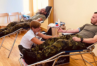 Už druhým rokem se vojáci a vojákyně z 13. dělostřeleckého pluku v Jincích intenzivně zapojují do darování krve