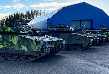 BVP CV90 v akci na testovacím polygonu a prezentace současné švédské obranné politiky