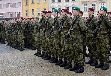 Česká armáda omládla, ukazuje vývoj věkového průměru po hodnostech