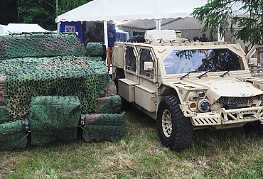 STV GROUP na Bahnech prezentovala vozidla Flyer 72 a Oshkosh JLTV