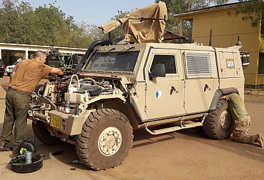 Techniku v Mali ničí vysoké teploty a prach. Vojenští mechanici z Klatov si s opravami umí poradit