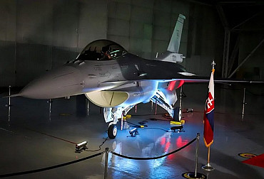 Na letecké základně v Arizoně přistála první slovenská stíhačka F-16, odpovídající infrastruktura pro tyto stroje na Slovensku ale chybí