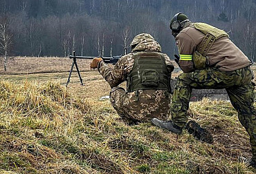 EU a Ukrajina stvrdily spojenectví bezpečnostním paktem, Česko se brzy přidá. Současný tlak na Rusko však podle Zelenského nestačí