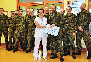 Vojáci darovali desítky tisíc korun Krajské nemocnici Liberec