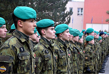 Armáda láká studenty na své školy. Civilům nabízí stipendia