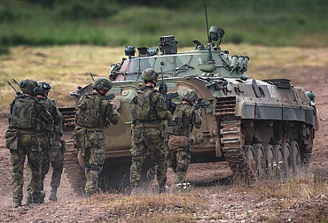 Výbor pro obranu řešil platy vojáků a význam českého obranného průmyslu