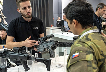 Česká zbrojovka na IDETu 2025: domácí premiéra pušky CZ BREN 3 a další novinky