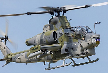 Nad Českými Budějovicemi létaly gripeny i bitevní vrtulník AH-1Z Viper