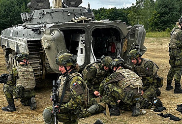 Nepřetržitý vojenský výcvik prověřil studenty Vojenské lékařské fakulty