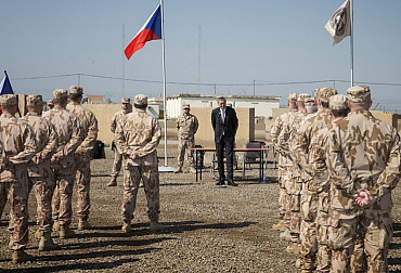 Mise v Iráku bude pokračovat, shodli se ministři obrany NATO