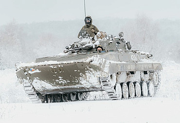 Drony, mráz a noc v okopech: 72. mechanizovaný prapor cvičil na Libavé moderní válku