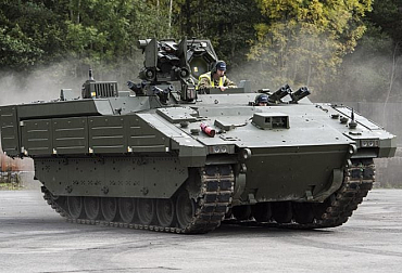 Britské ministerstvo obrany pozastavilo program Ajax – má obavy o zdraví osádek