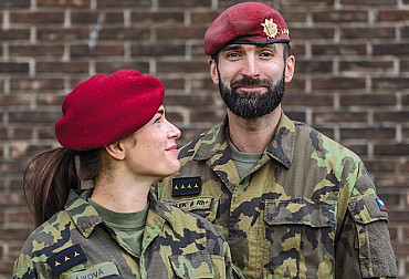 Jsou spolu v&nbsp;životě i&nbsp;ve&nbsp;službě: Manželé Hájkovi z&nbsp;43. výsadkového pluku