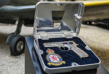 Limitovaná edice CZ&nbsp;75 RAF vzdává hold československým letcům v&nbsp;Royal Air Force