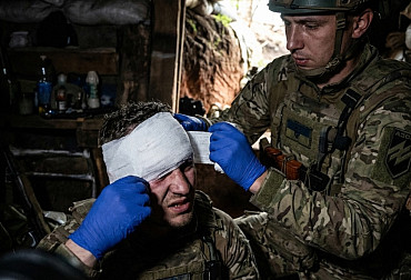 Video: Když se svět zúží na pár vteřin. Bojový medic ošetřuje kolegu s pravděpodobným průstřelem oka