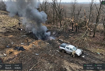 Video: O&nbsp;tomhle se&nbsp;moc nemluví. Ruské FPV drony tvrdě loví nepřátelské obrněnce u&nbsp;Novopavlivky